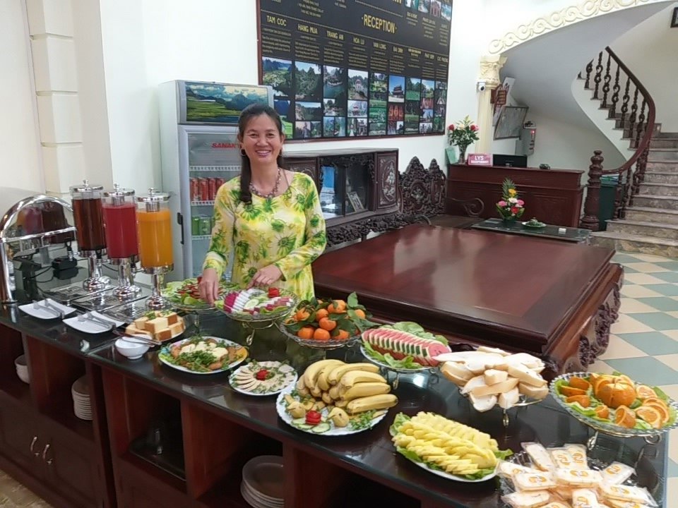 Cô chủ Lys Homestay chuẩn bị tiệc buffet cho khách