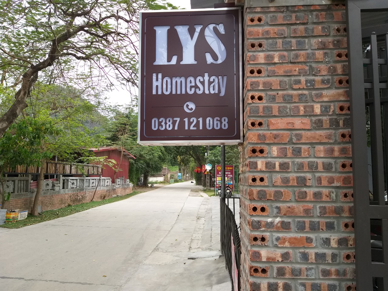 Biển cổng vào  Lys Homestay